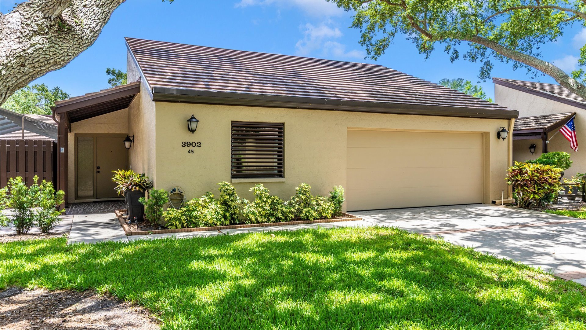 3902 Glen Oaks Manor Drive in Sarasota, FL